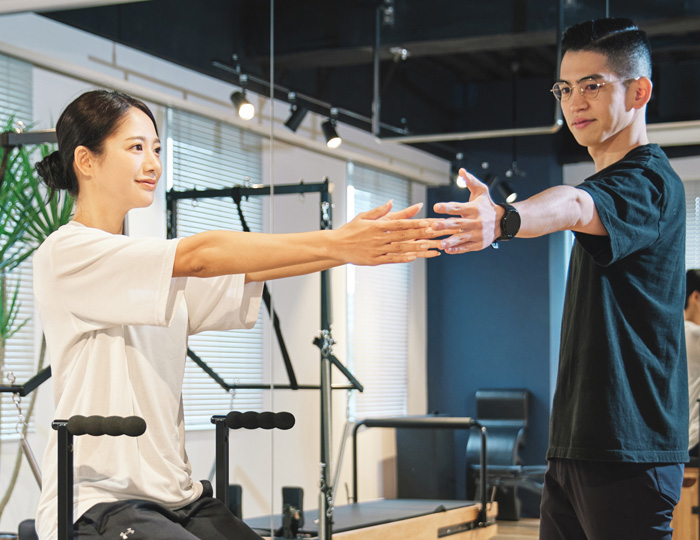 お客様と向き合って指導するトレーナー